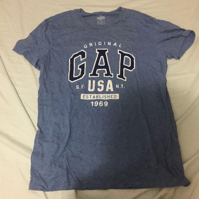 Gap Tee （分類：T-shirt、恤衫、有領衫）位於 Hong Kong。 由 bendix91 提交（商品編號 74331166，圖片 1）。簡介： Size = S Color = Light blue 99.9% New! 。