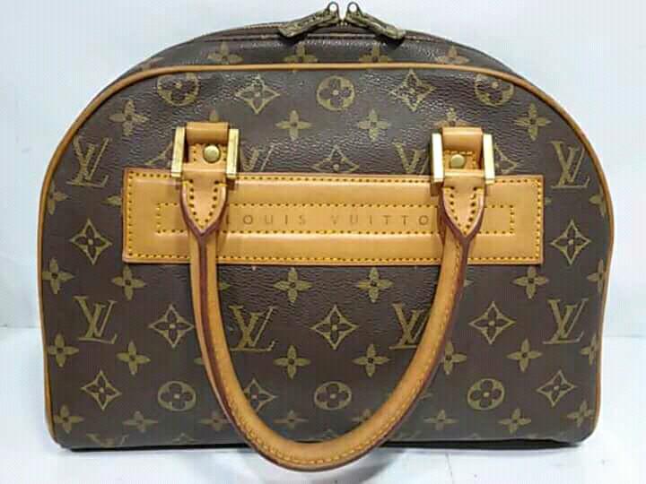 LV nolita (Category: Luxury Bags & Wallets) located in Alicia. Submitted by bgoldia (Listing ID 177853073, Image 1). Description: Pre owned With serial.