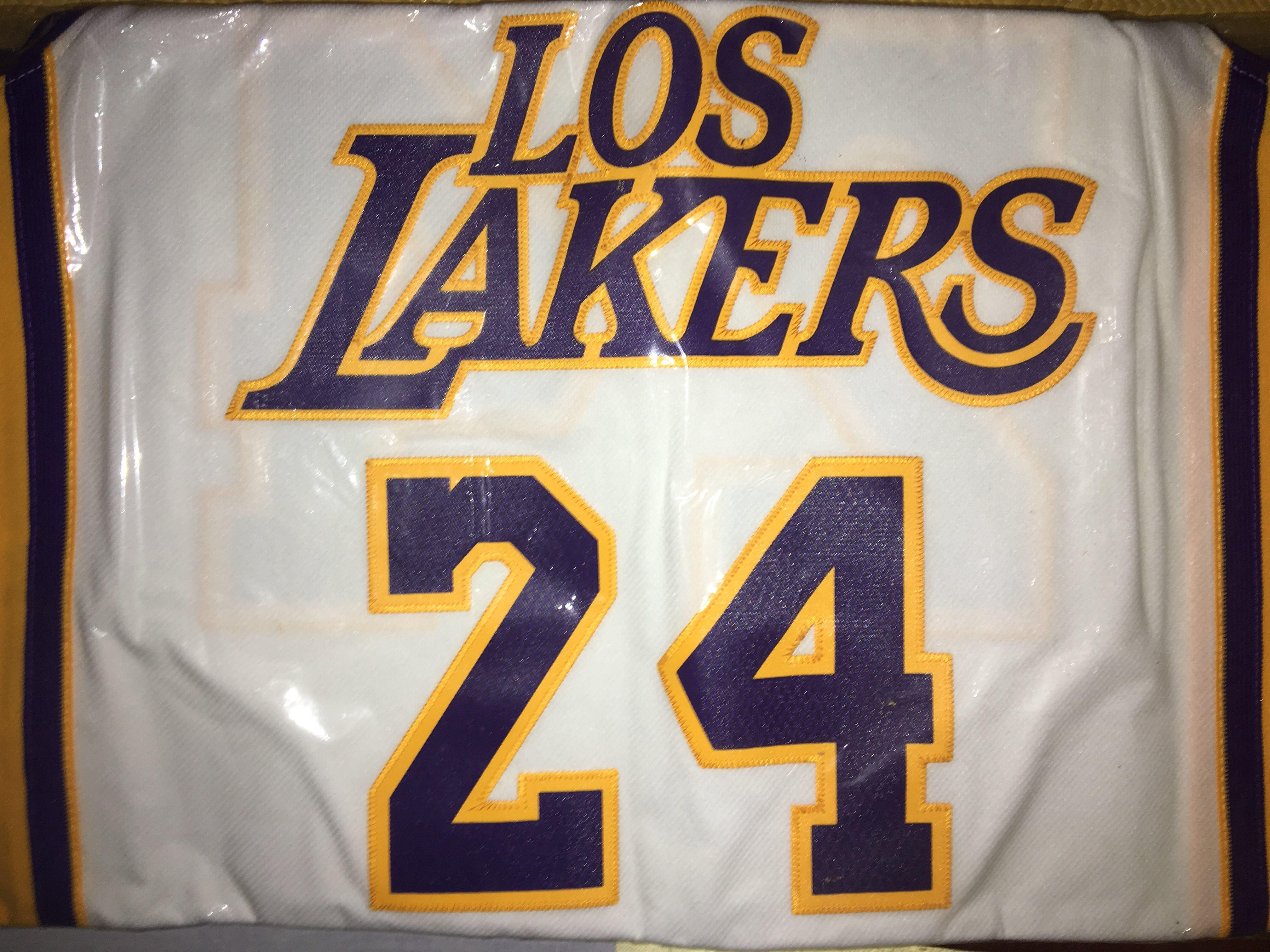 全新Adidas 球迷版拉丁之夜Los Angeles Lakers Kobe Bryant Blanc Latin Nights jersey S  size 全新未剪牌、膠袋密封多年。, 男裝, 運動服裝- Carousell