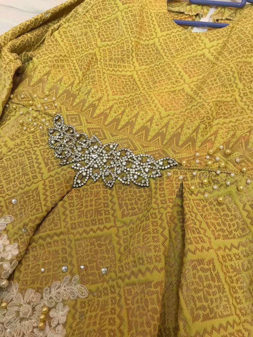 Baju Pengantin Songket Peplum Kuning Everything Else Others On Carousell