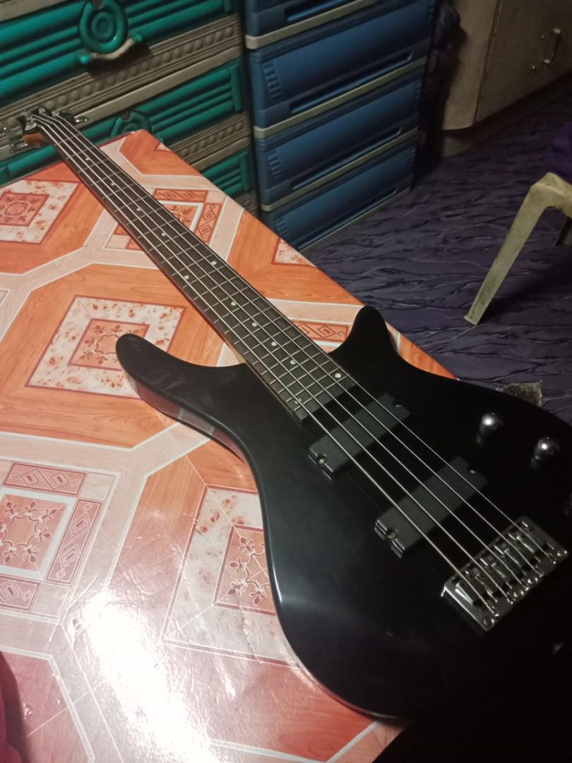Davis Bass Guitar 2nd hand 5 strings Hobbies Toys Music