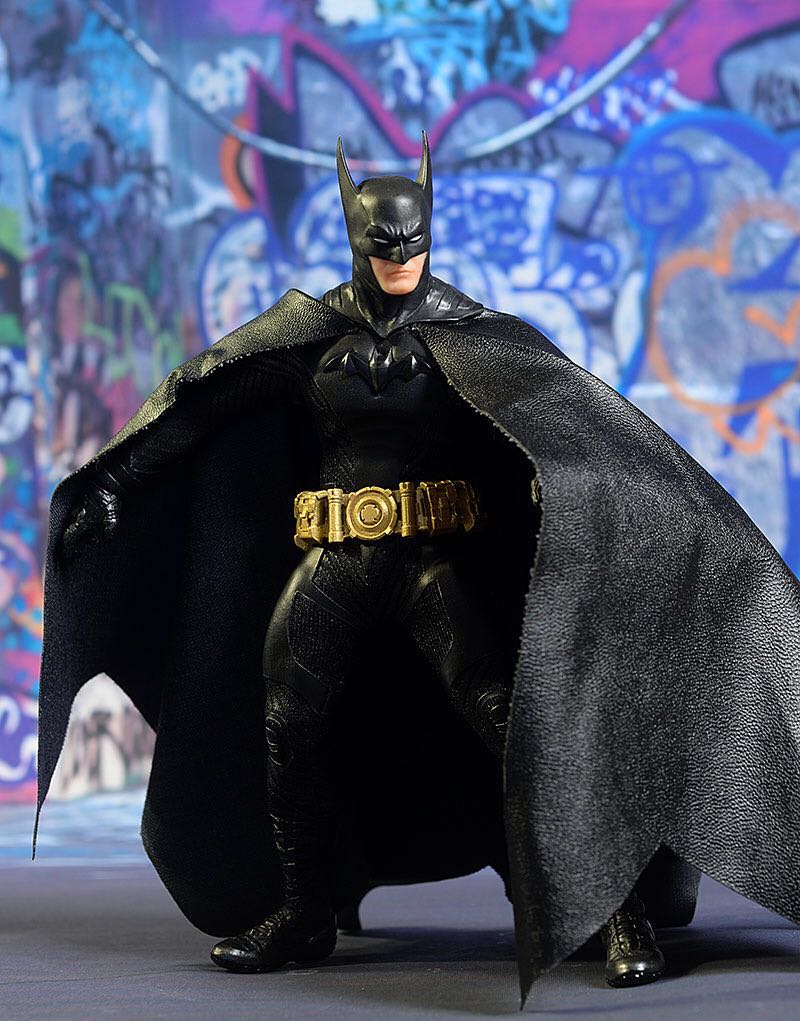 Mezco One : 12 Collective Batman Ascending Knight Black Variant, Hobbies &  Toys, Toys & Games on Carousell