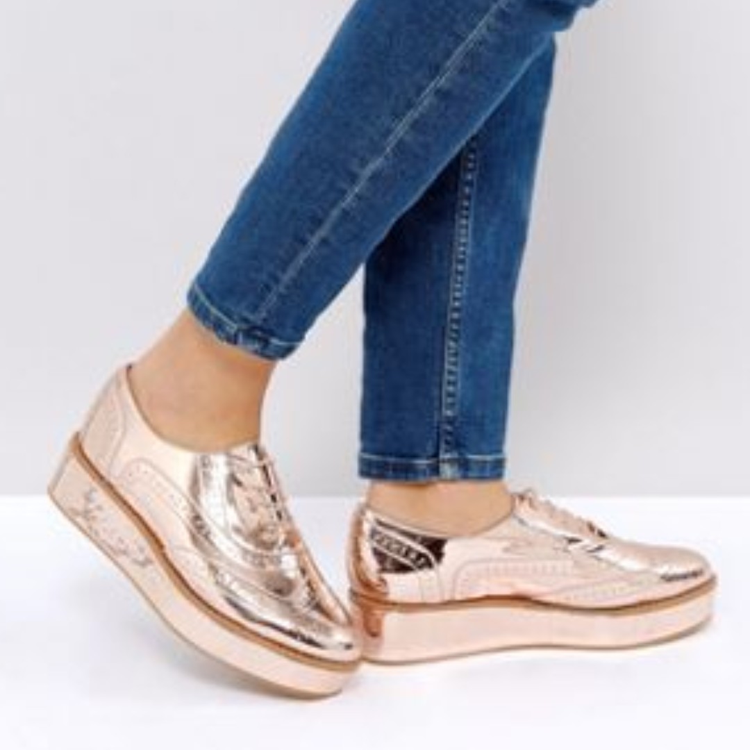 Gold flatform shoes top