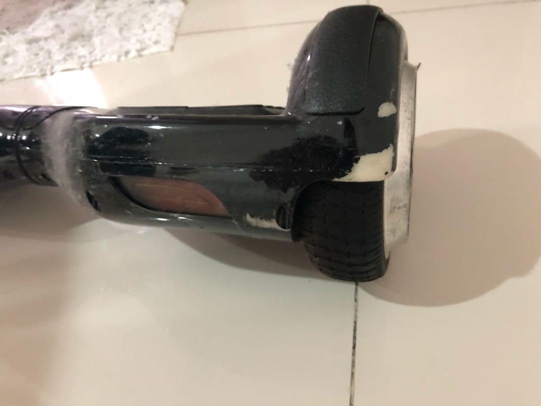 Hover board (Category: Hoverboards) located in Singapore. Submitted by honghung (Listing ID 178182611, Image 2). Description: Fully functional just a little scratched up because of use.