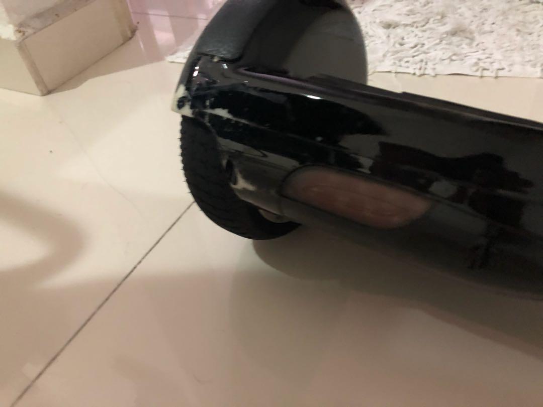 Hover board (Category: Hoverboards) located in Singapore. Submitted by honghung (Listing ID 178182611, Image 3). Description: Fully functional just a little scratched up because of use.