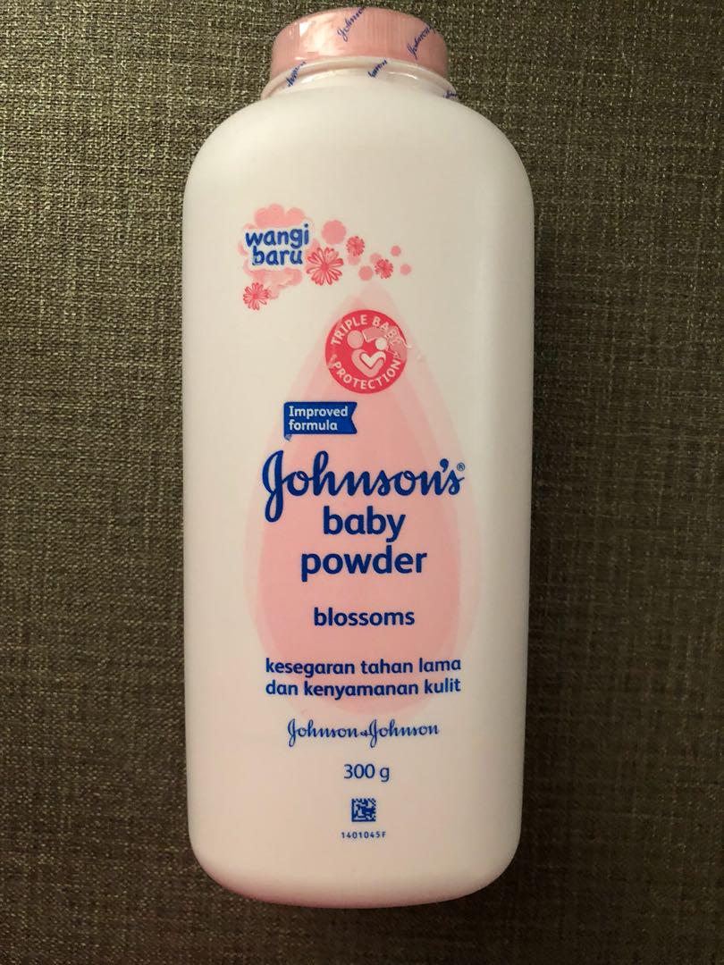Johnson S Baby Powder Blossoms Bedak Tabur Bayi Anak Perawatan Makanan Anak Di Carousell