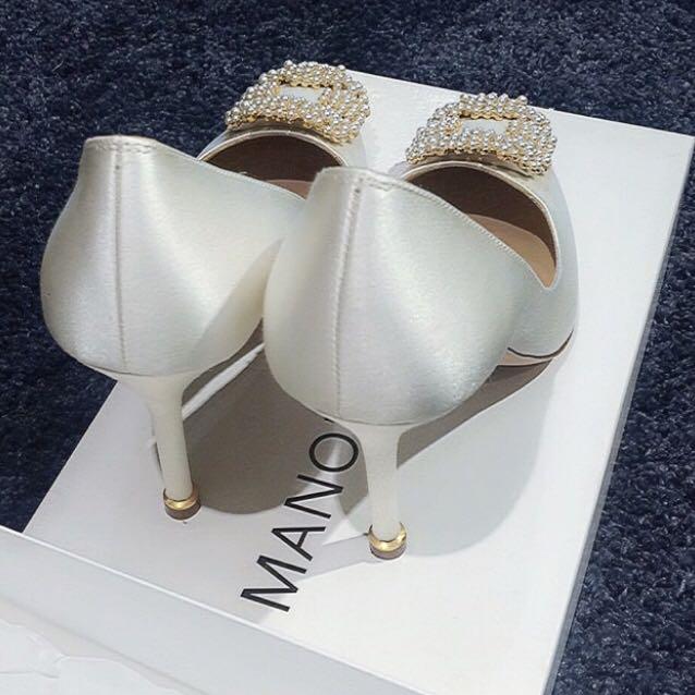 Manolo Blahnik Hangisi 105 Ivory Satin Pumps Women S Fashion Footwear Heels On Carousell