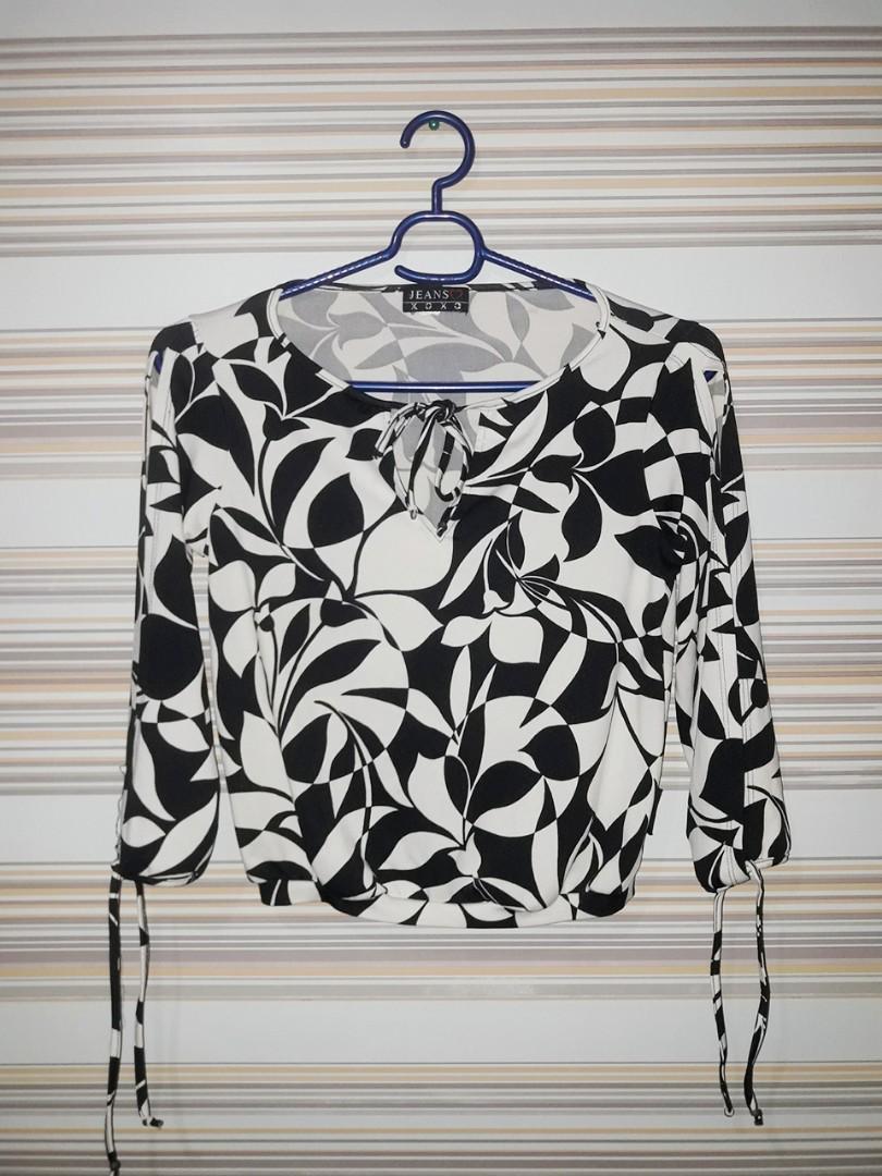 Open Sleeves Top in B&W (Get 2 for P100) (Category: Longsleeves) located in Pasig City. Submitted by panacheph (Listing ID 178176977, Image 1). Description: P60 each Get 2 for P100 #garagesale4 Follow our instagram account: @panacheph ♡.