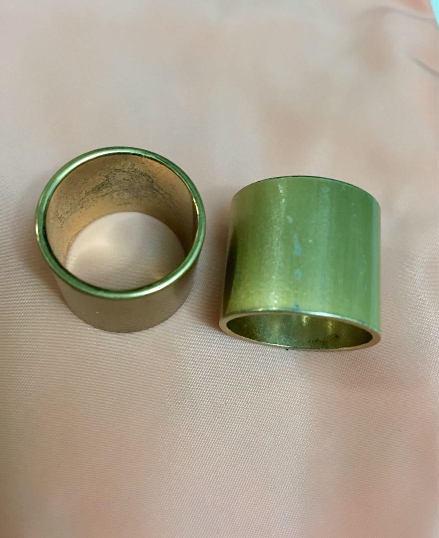 4隻戒指 （分類：手鍊）位於 Hong Kong。 由 pollyng05 提交（商品編號 178363360，圖片 3）。簡介： 鍍金戒指有少許氧化及刮痕，大小固定尺寸 大：約1.8cm直徑，戒面寛1.7cm 小：約1.6cm直徑，戒面寛1.7cm 鍍銀戒指較新淨，戒面冇刮痕 大小尺寸可調節。