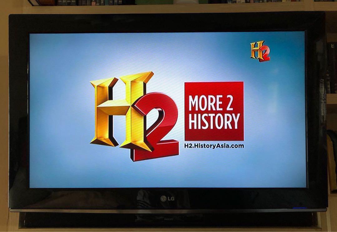 Flat screen (Category: Monitor Screens) located in Singapore. Submitted by hammy05 (Listing ID 178259025, Image 1). Description: In good workng condition No technical issue 80cm x 50cm Diagonally edge yo edge is 37”. Screen size is 32” Comes with RC .