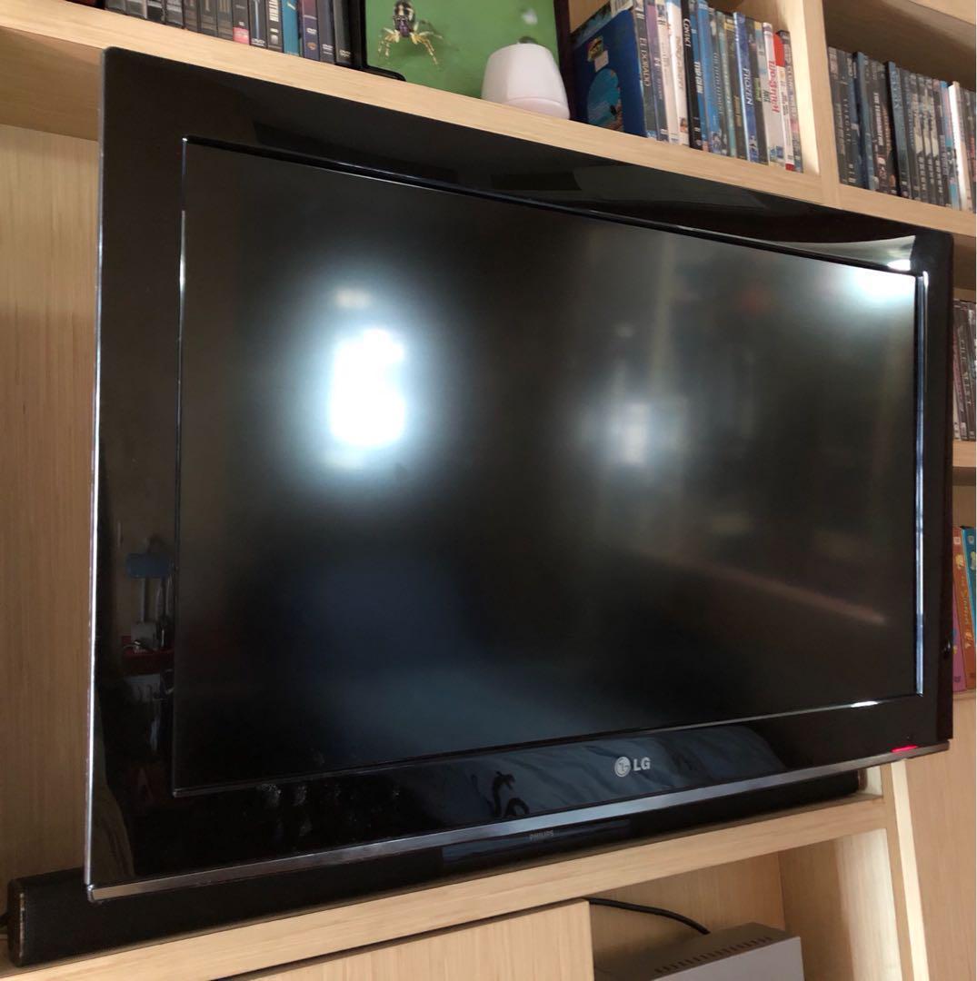 Flat screen (Category: Monitor Screens) located in Singapore. Submitted by hammy05 (Listing ID 178259025, Image 2). Description: In good workng condition No technical issue 80cm x 50cm Diagonally edge yo edge is 37”. Screen size is 32” Comes with RC .
