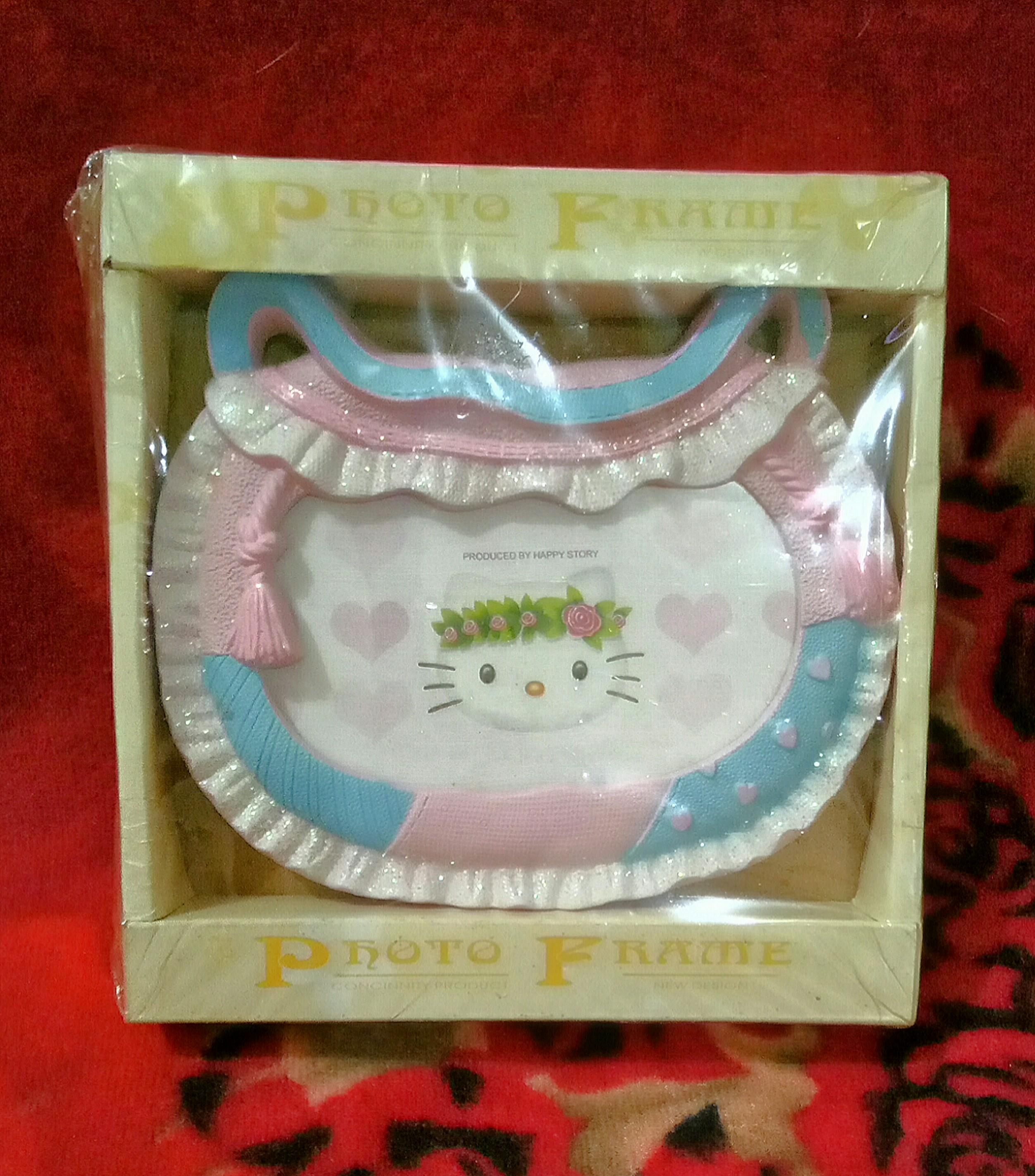 Hello Kitty Frame (Category: Frames & Pictures) located in Quezon City. Submitted by lotus_thai (Listing ID 178557739, Image 1). Description: 😊cute 3R picture frame ✔5.75" wide x 4.25" in height ✔no issue at all #caroujune.