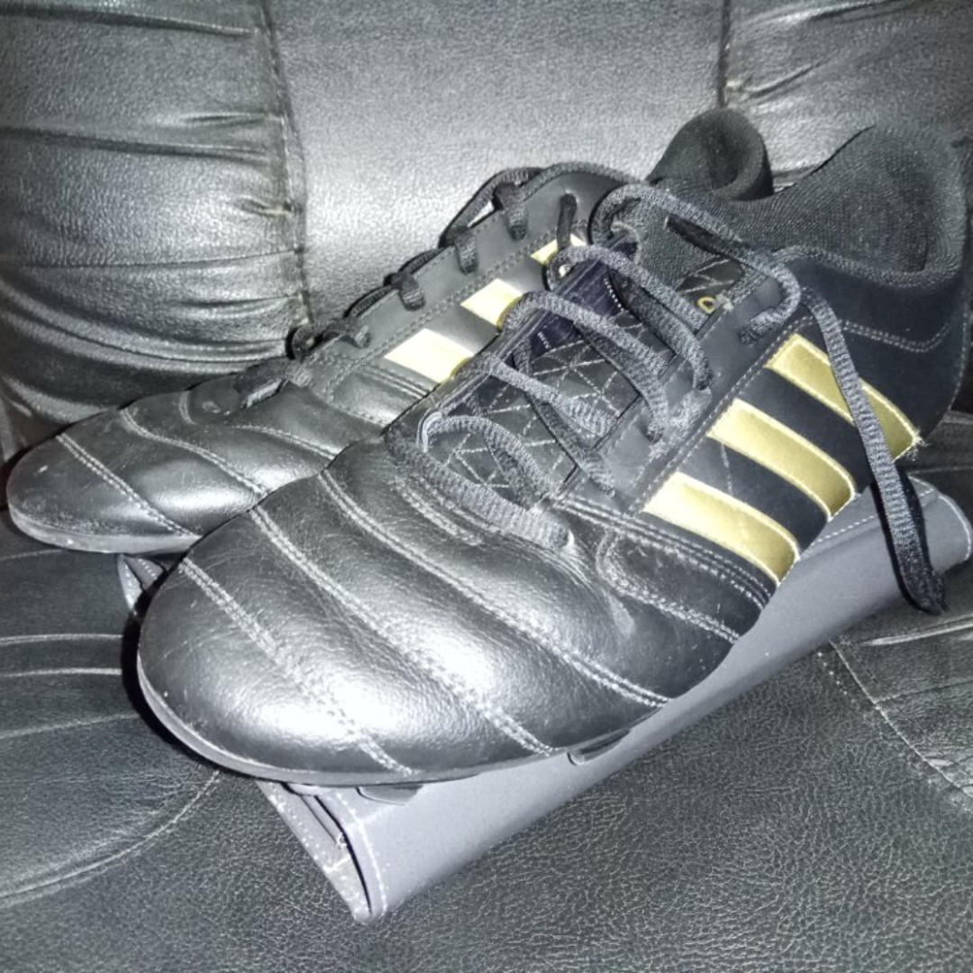 Sepatu bola hotsell adidas gloro