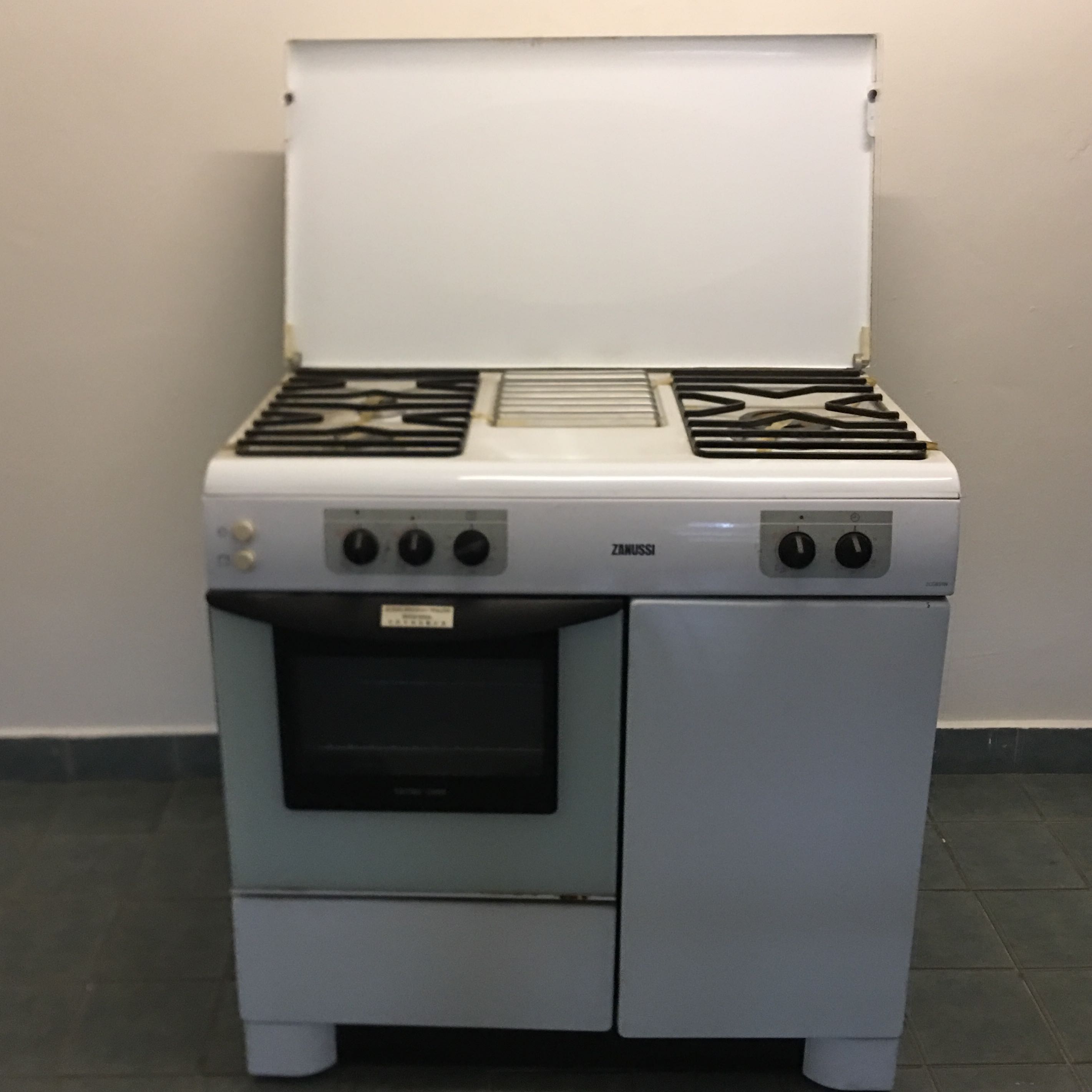 Zanussi stove outlet and oven