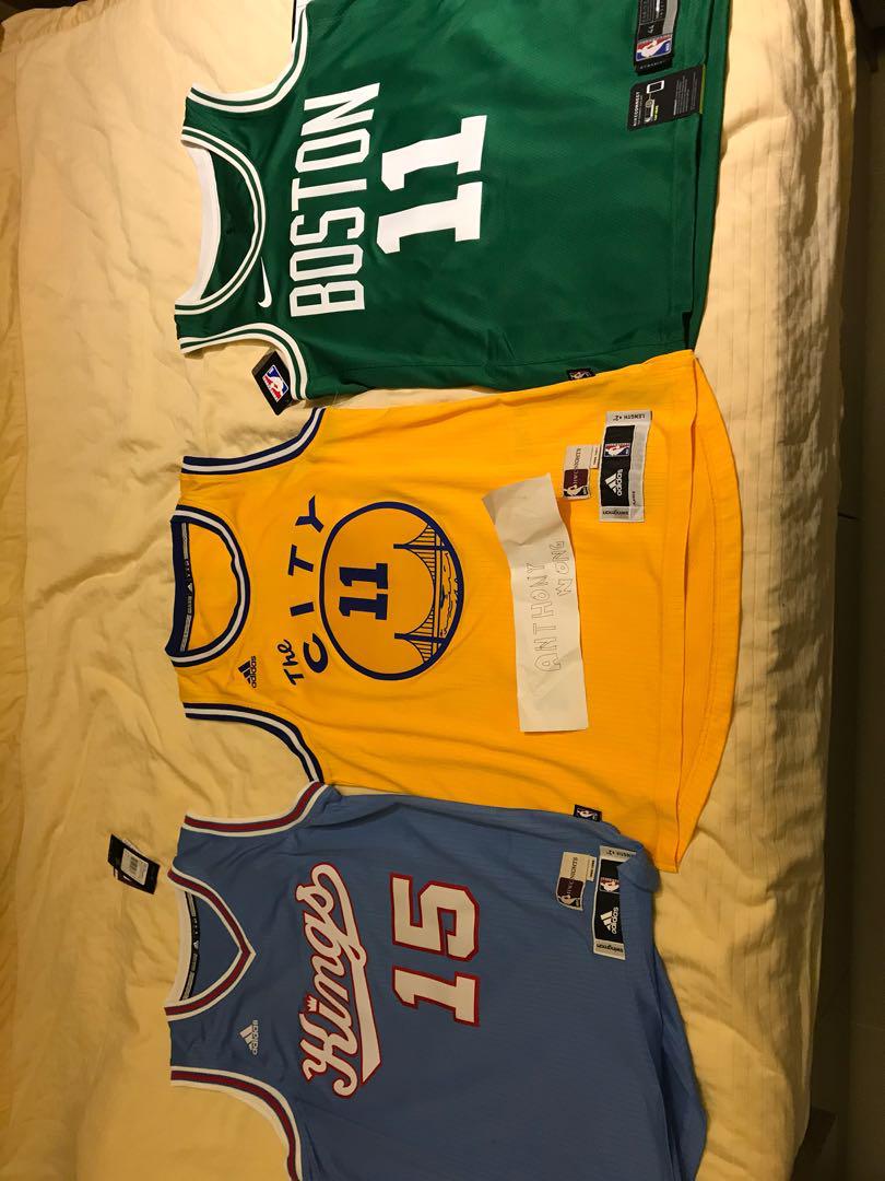 Jerseys （分類：運動服裝）位於 Hong Kong。 由 ps12216055 提交（商品編號 178196661，圖片 3）。簡介： 放以下jersey 1. Irving 綠 Nike Swingman (sold) Size: M Price: $400 Condition: new with tag 2. Cousins Kings Jersey Size: S Price: $200 Condition: new with tag (有小黑點，見圖） 3. Klay Thompson Jersey Size: S Price: $250 Condition: 95% 好新 交收：順豐到付/ 港島綫香港大學至銅鑼灣 *1: 以上物品新舊如圖，在交收後恕不退換 *2: 5 天內完成交收 *3: 以上價錢單件不議 可交換其他xs/s jersey。
