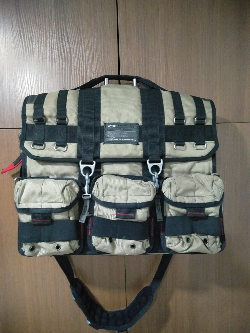 OAKLEY TACTICAL FIELD MESSENGER BAG, Men's Fashion, Bags, Sling Bags on