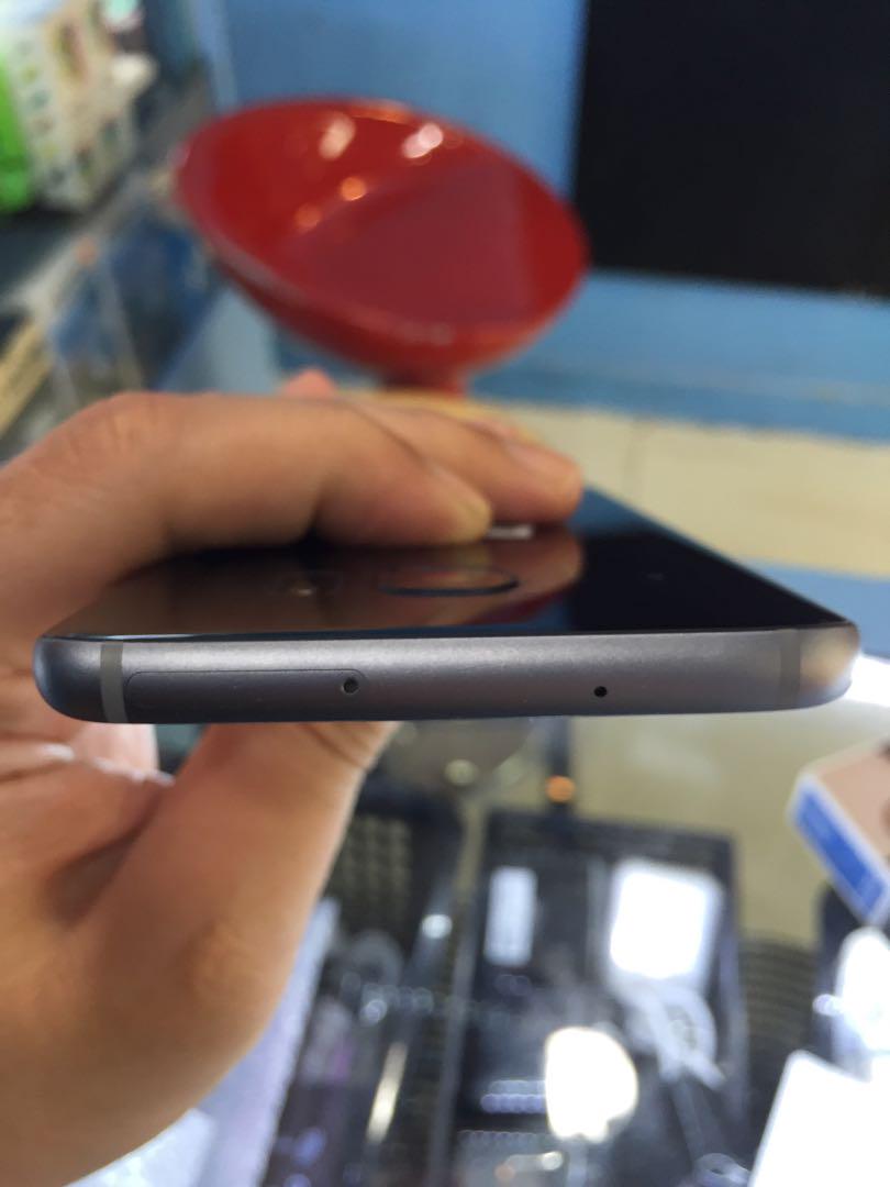 Samsung S7 Edge (Black) screen got black dot, Mobile Phones & Gadgets