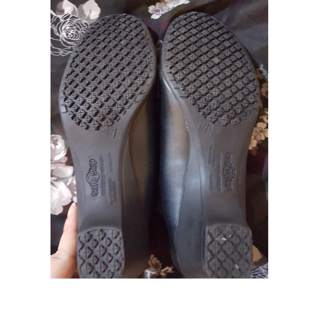 SafeTStep Black Comfortable Closed Shoes from Payless, Women's Fashion,  Footwear, Shoe inserts on Carousell