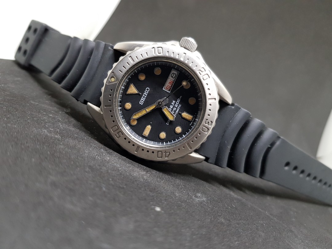 seiko titanium automatic divers watch