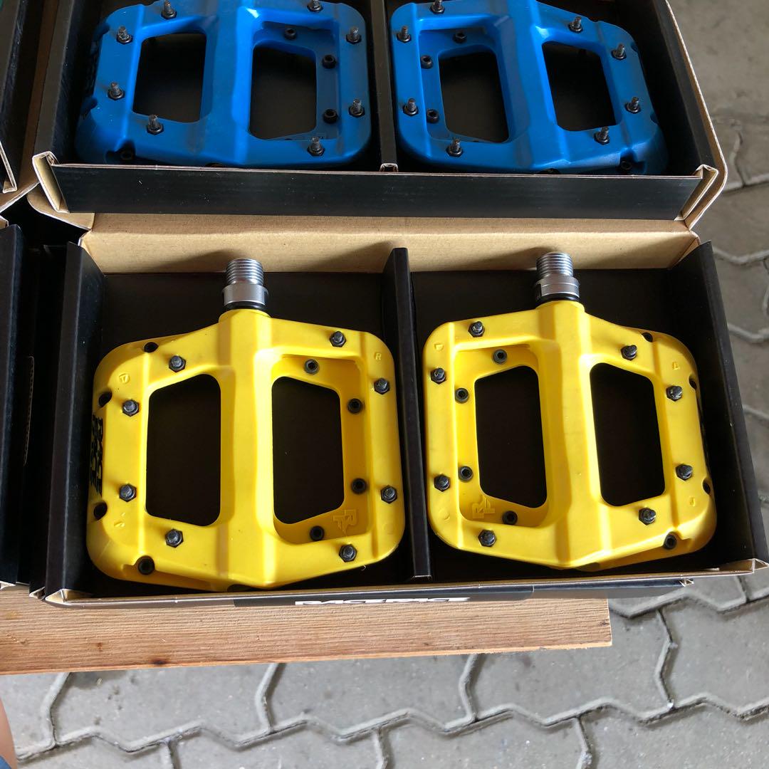 race face chester pedals yellow