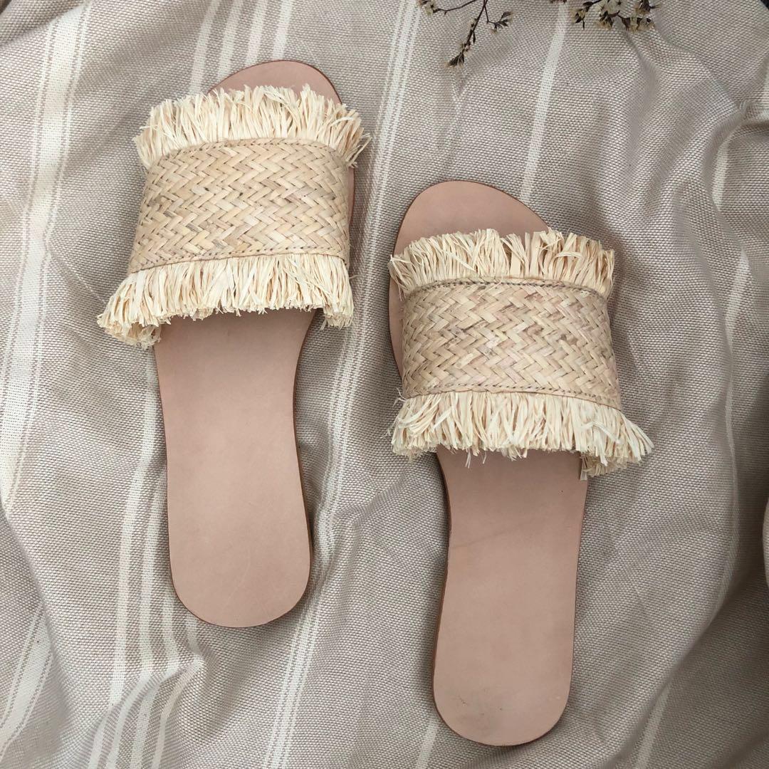 Fringe slide outlet