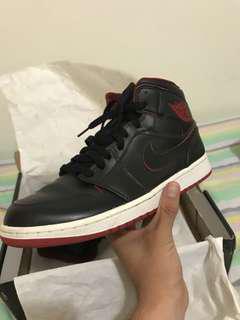 AIR JORDAN 1 MID 黑紅