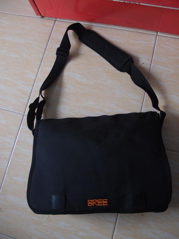 BREE tas selempang slot Laptop