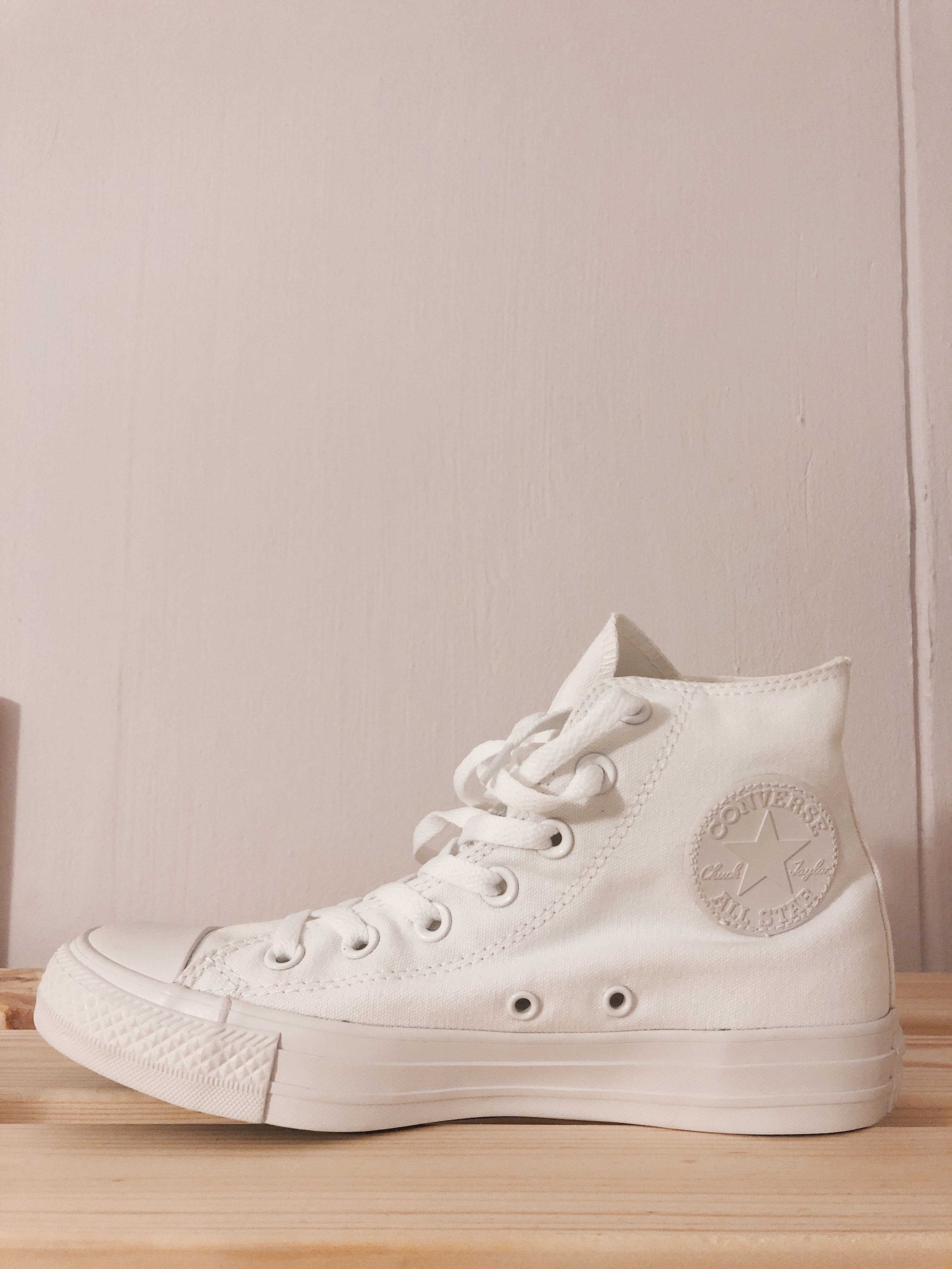 White monochrome on sale high top converse