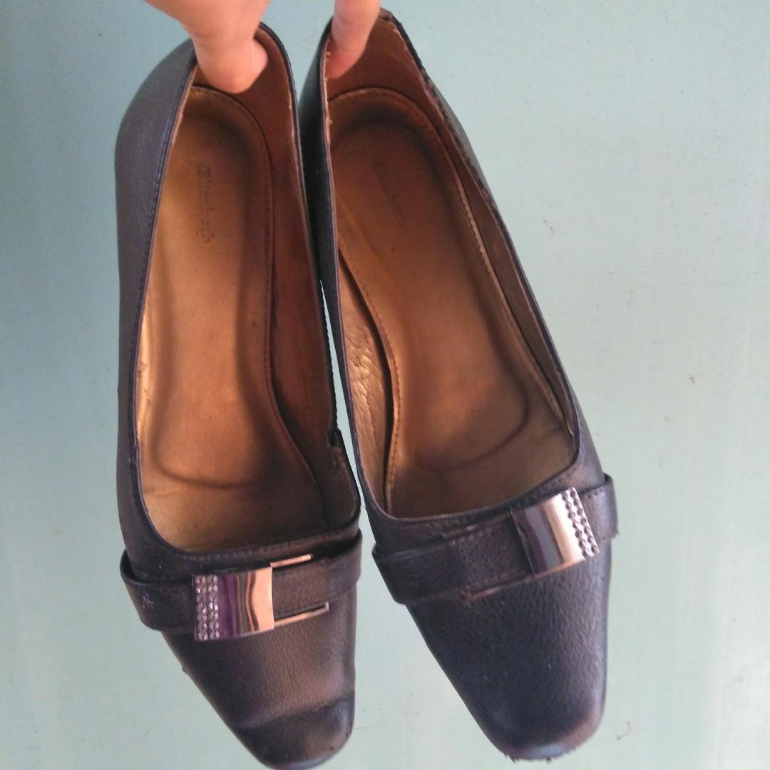 Elizabeth Sepatu Pantofel Hitam Women S Fashion Women S Shoes On Carousell