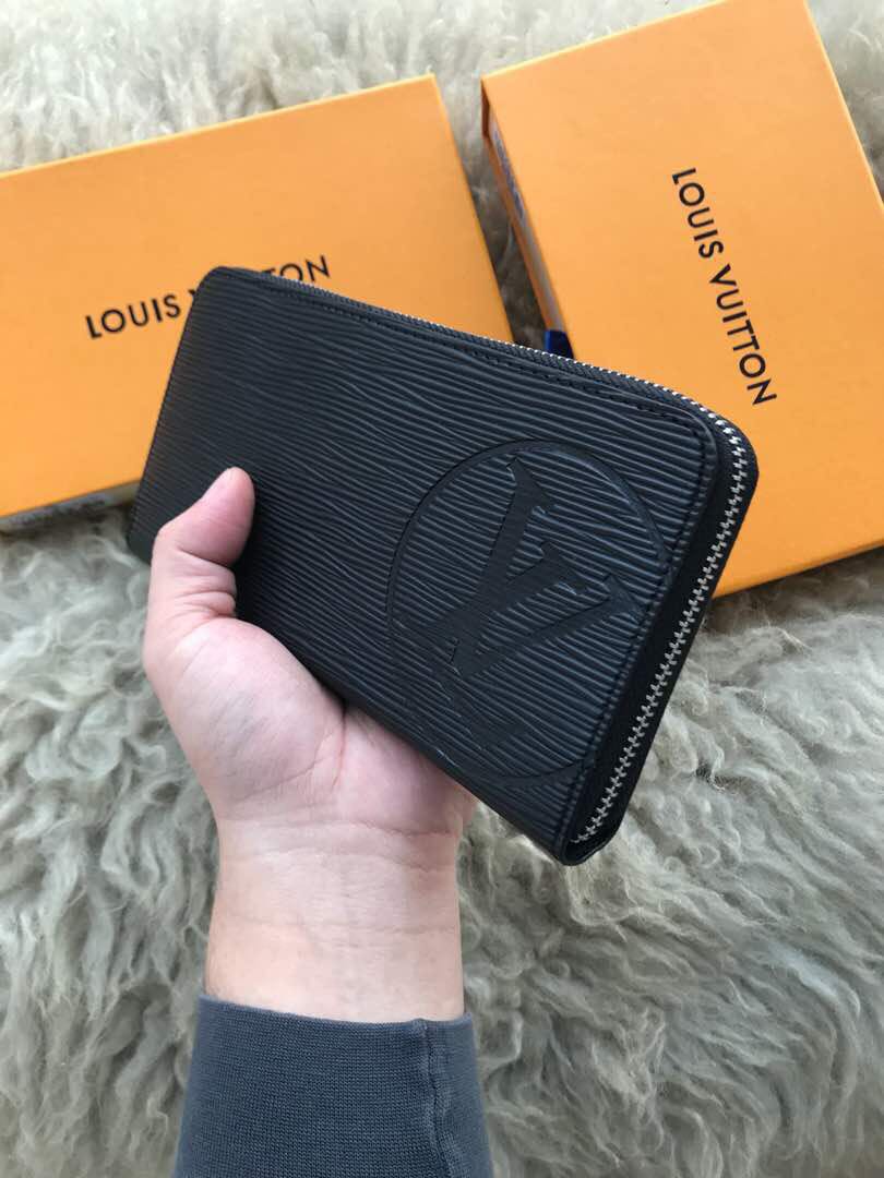 Louis Vuitton Messenger Bag & Sling Bag Lelaki, Men's Fashion, Watches &  Accessories, Wallets & Card Holders on Carousell