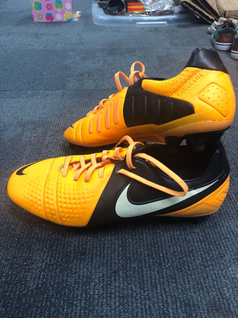 black nike shoes soccer