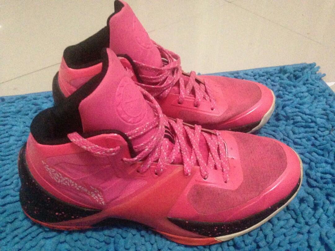 Sepatu Basket Merk Lining Olah Raga Perlengkapan Olahraga Lainnya Di Carousell