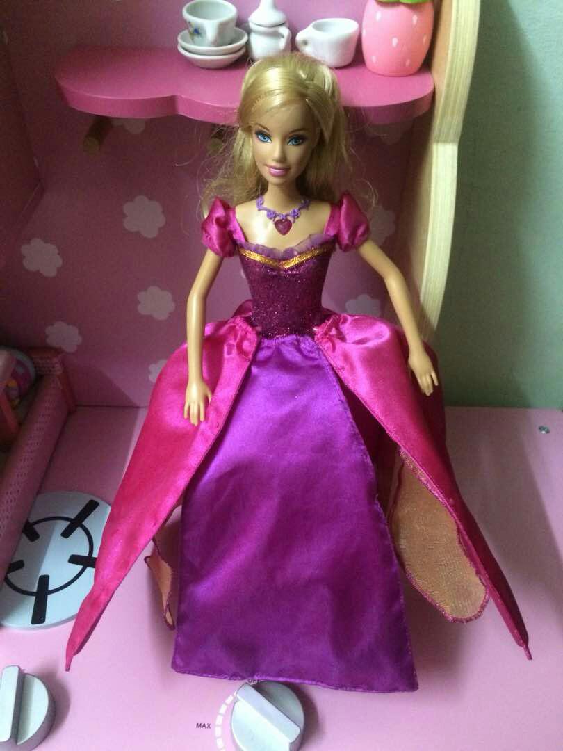 Singing lights and dress changing Barbie princess