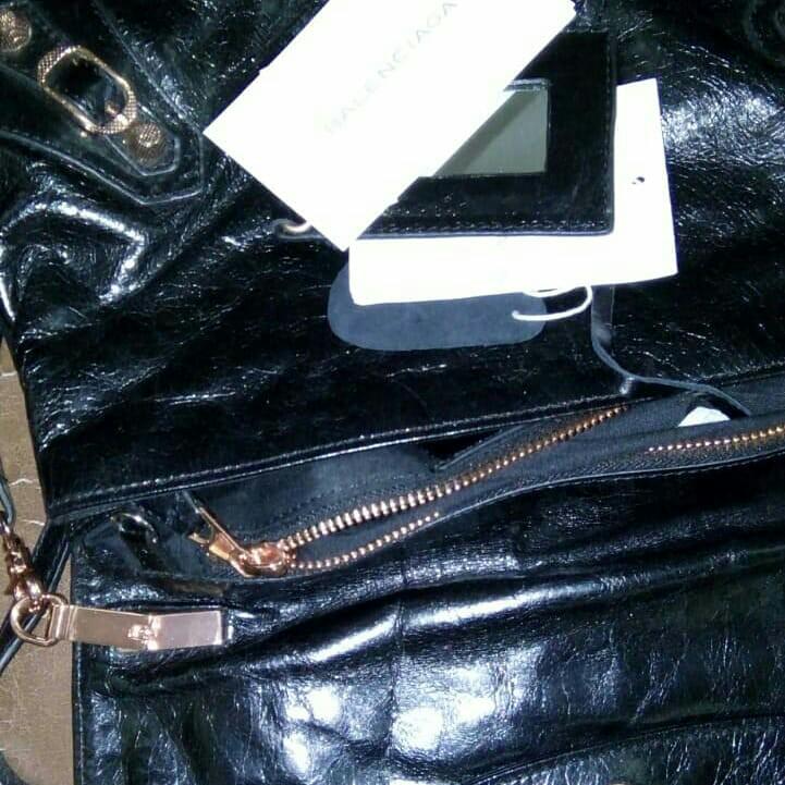 Banting harga Balenciaga mini city Bag Black Fesyen Wanita Tas Dompet di Carousell