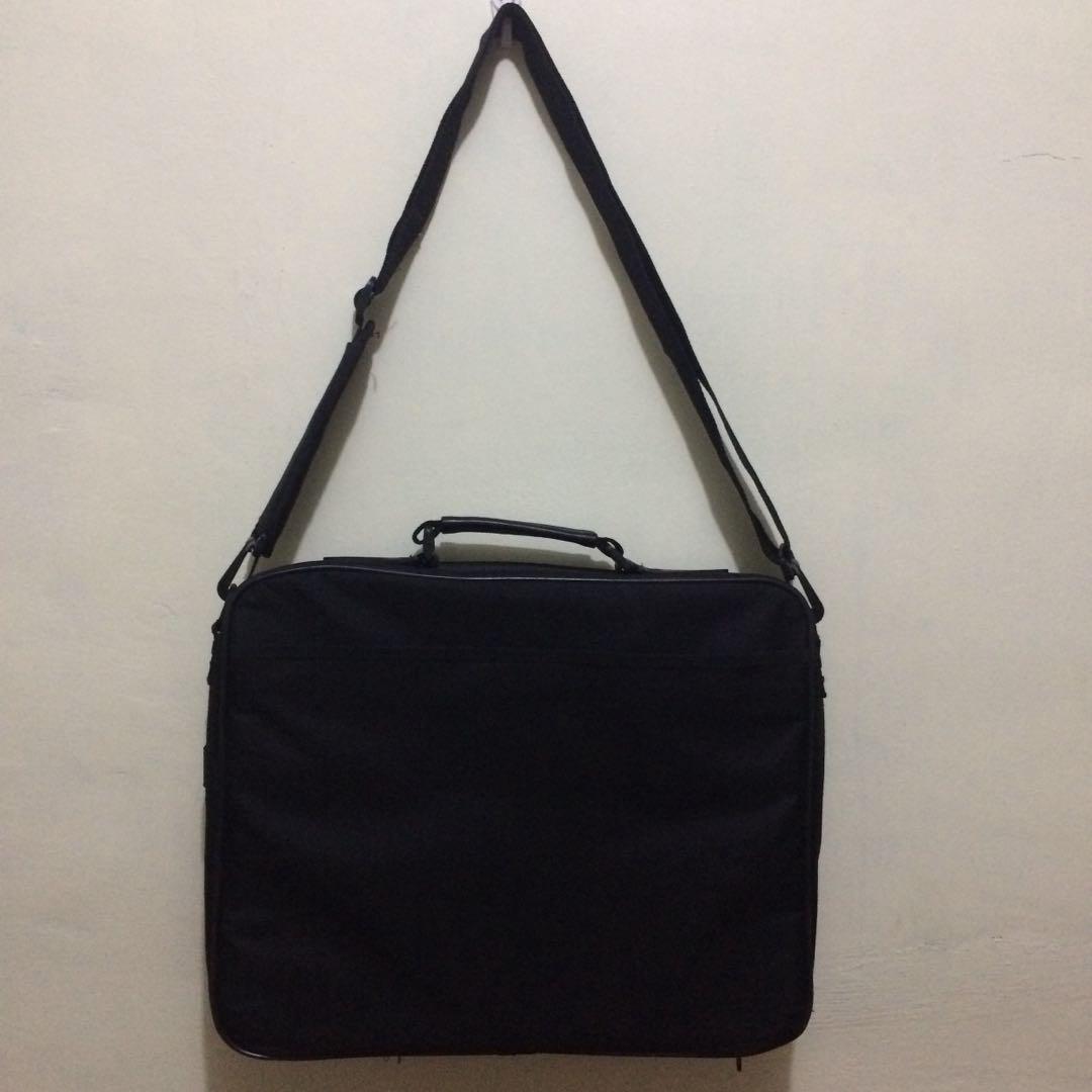 Targus Samsung Laptop Bag Black (Category: Laptops & Notebooks) located in San Mateo. Submitted by declutter_with_me_now (Listing ID 178341814, Image 3). Description: Original Targus Laptop Bag With Samsung Logo Zipper and Straps are intact .