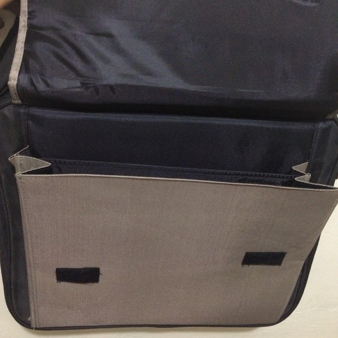 Targus Sony Vaio Laptop Bag (Category: Laptops & Notebooks) located in San Mateo. Submitted by declutter_with_me_now (Listing ID 178342428, Image 3). Description: Original Targus Bag With Vaio Logo Zipper ana Straps are intact.