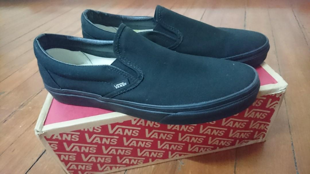Triple black cheap slip on vans