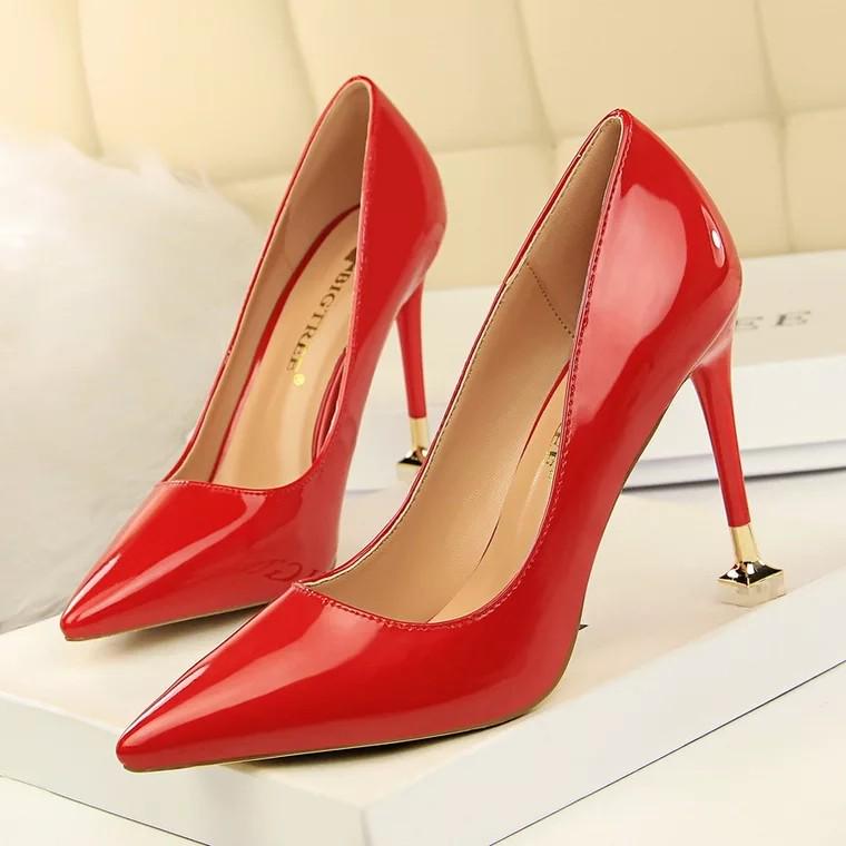 Red and gold best sale heels