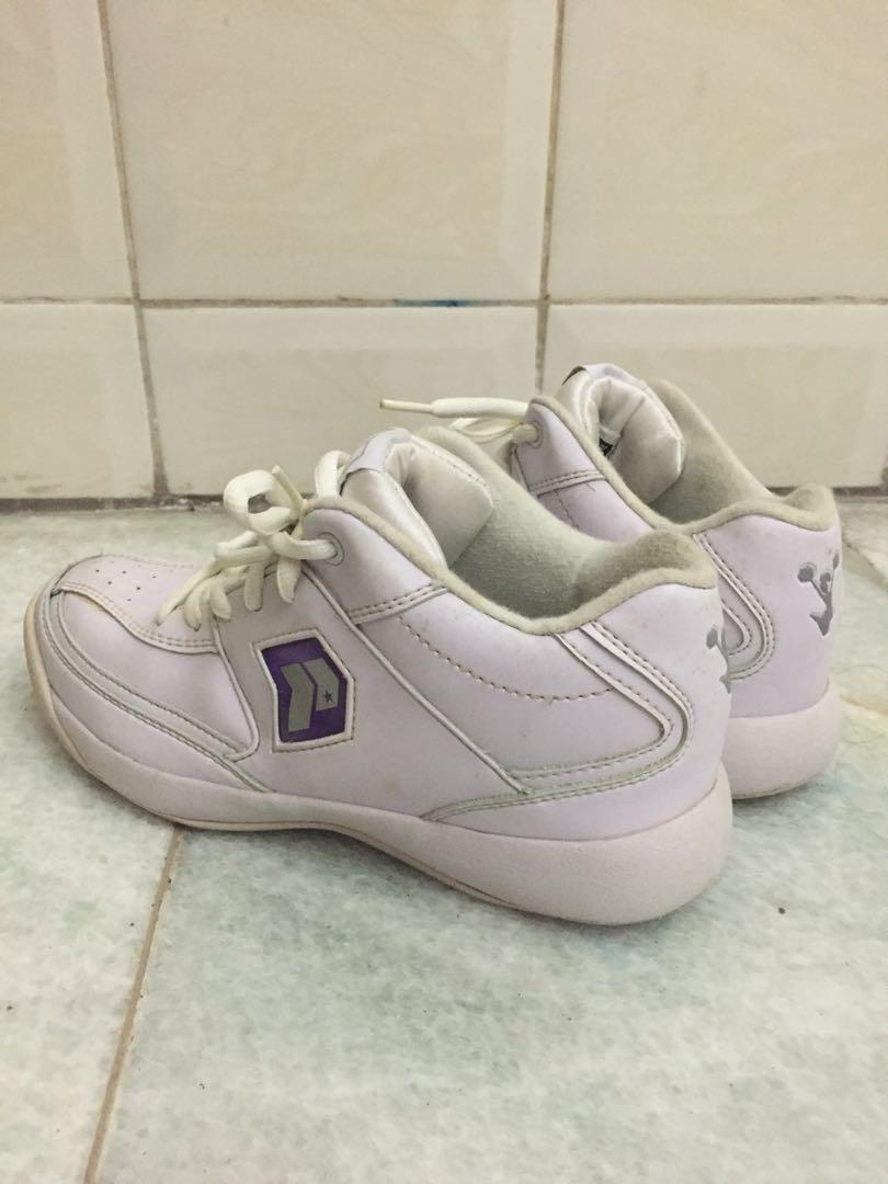 Precise cheerleading shoes