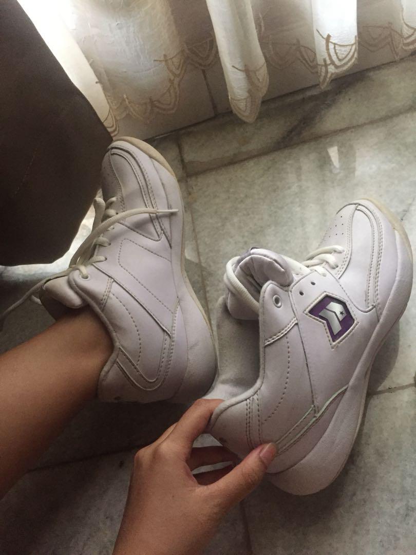 Precise cheerleading shoes