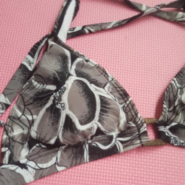 Seventeen Two Piece Bikini Set Large - swimsuit (Category: Others Tops) located in Manila. Submitted by zoemarga (Listing ID 179438842, Image 3). Description: Seventeen Two Piece Bkini Set Size: Large Halter design. With black and grey floral print Used but not abused.