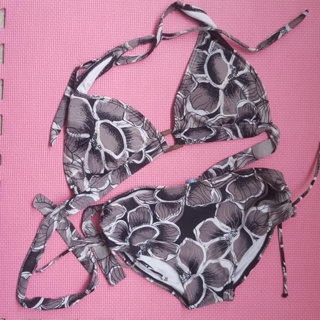 Seventeen Two Piece Bikini Set Large - swimsuit (Category: Others Tops) located in Manila. Submitted by zoemarga (Listing ID 179438842, Image 1). Description: Seventeen Two Piece Bkini Set Size: Large Halter design. With black and grey floral print Used but not abused.