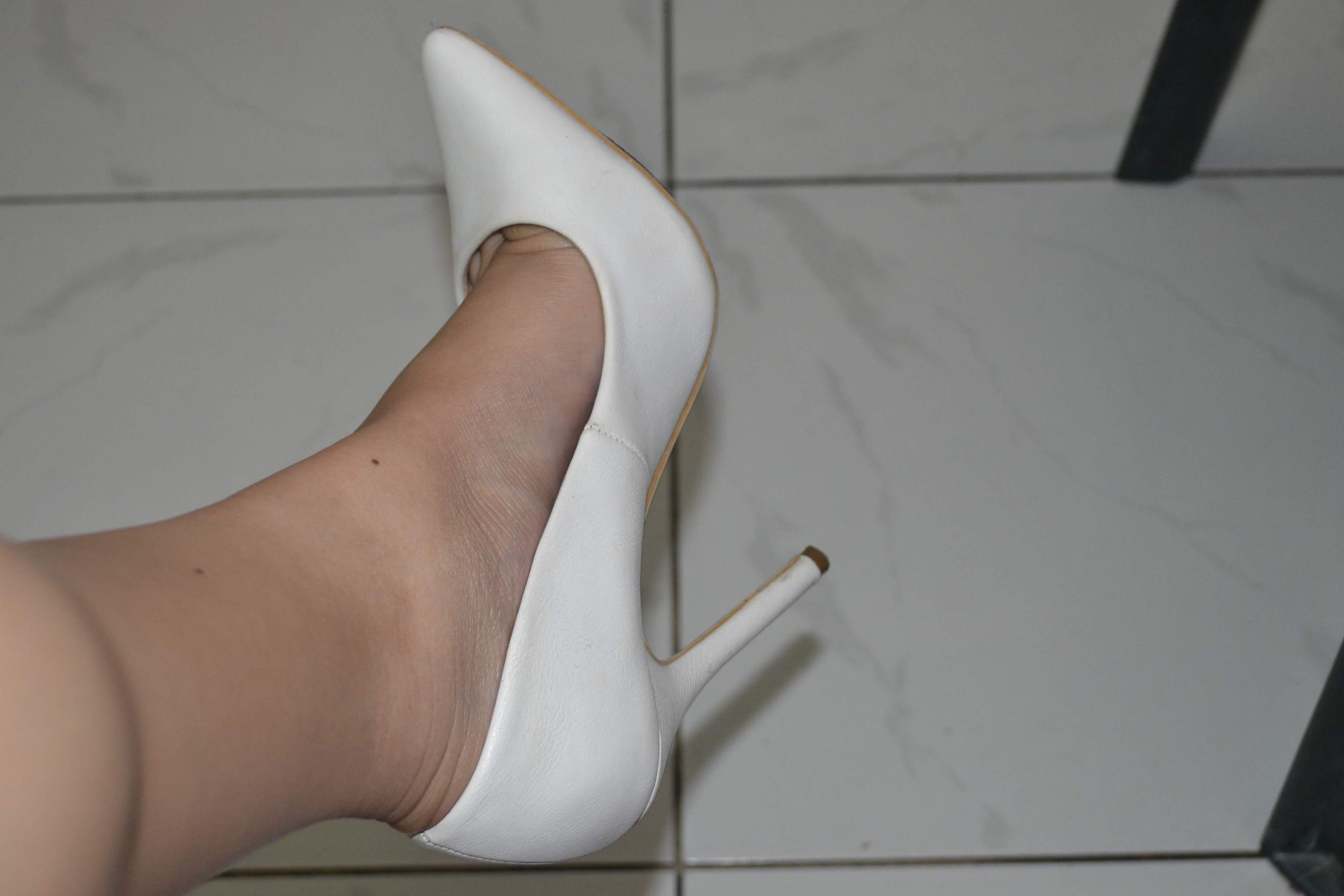 white pumps size 6