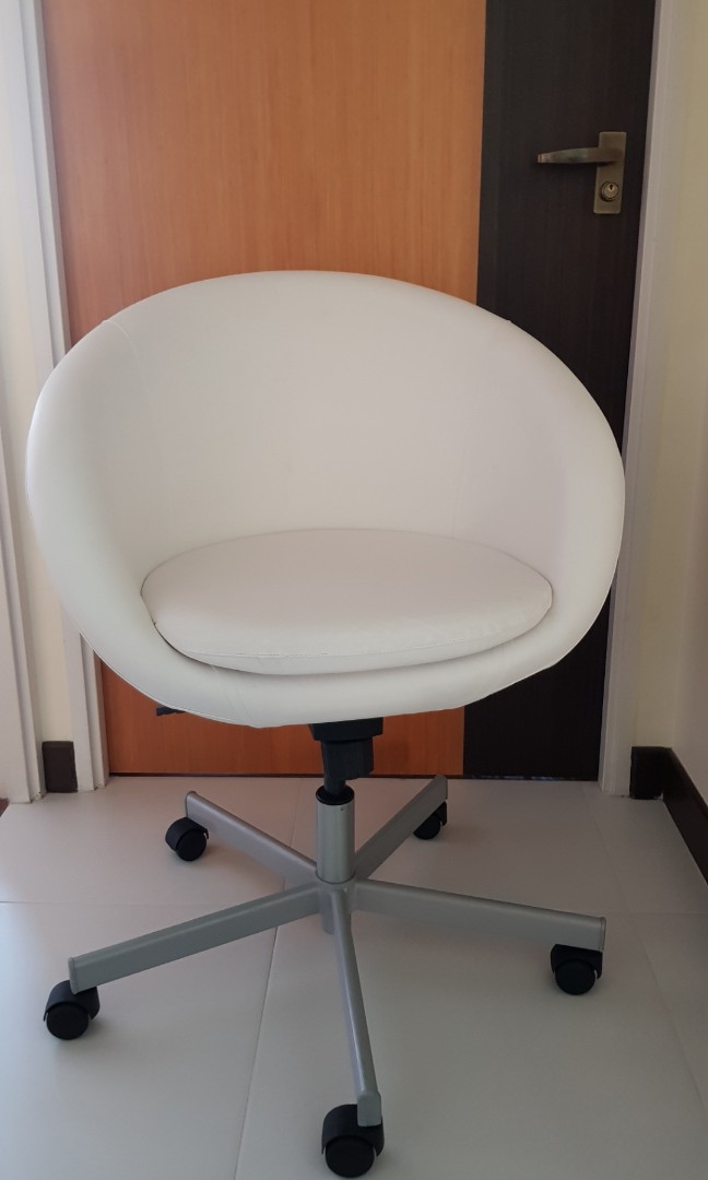 IKEA SKRUVSTA Swivel chair, Idhult white, Furniture & Home Living