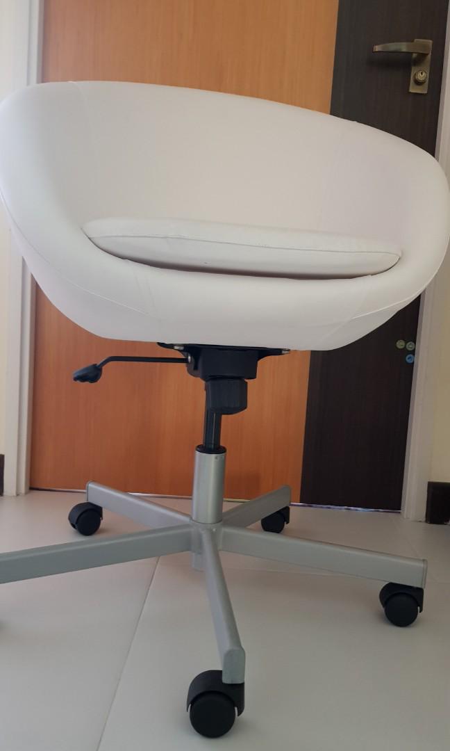 IKEA SKRUVSTA Swivel chair, Idhult white, Furniture & Home Living