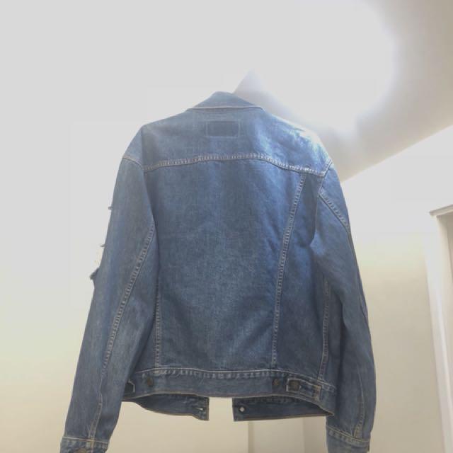 levis distressed denim jacket