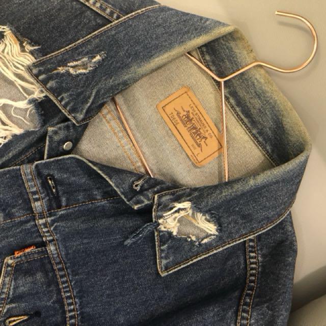 levis distressed denim jacket