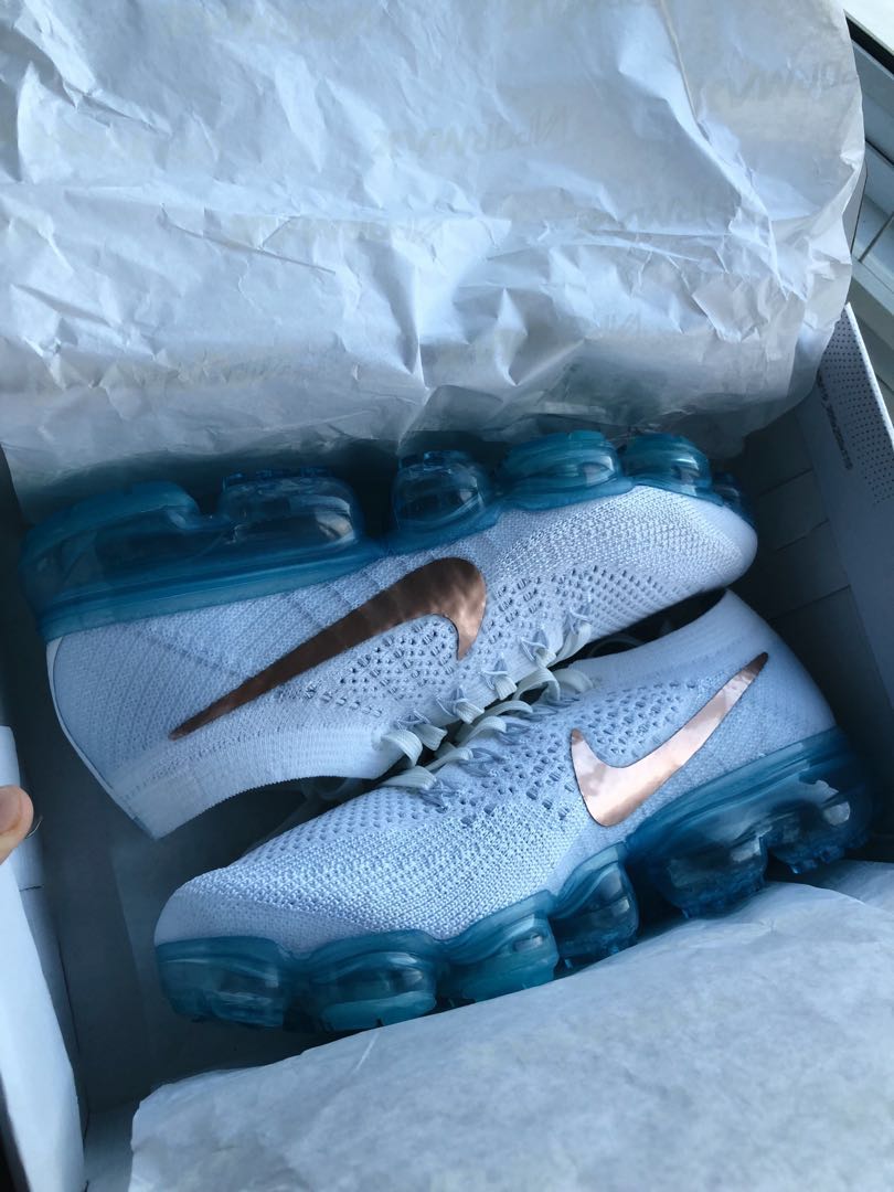 vapormax gold swoosh