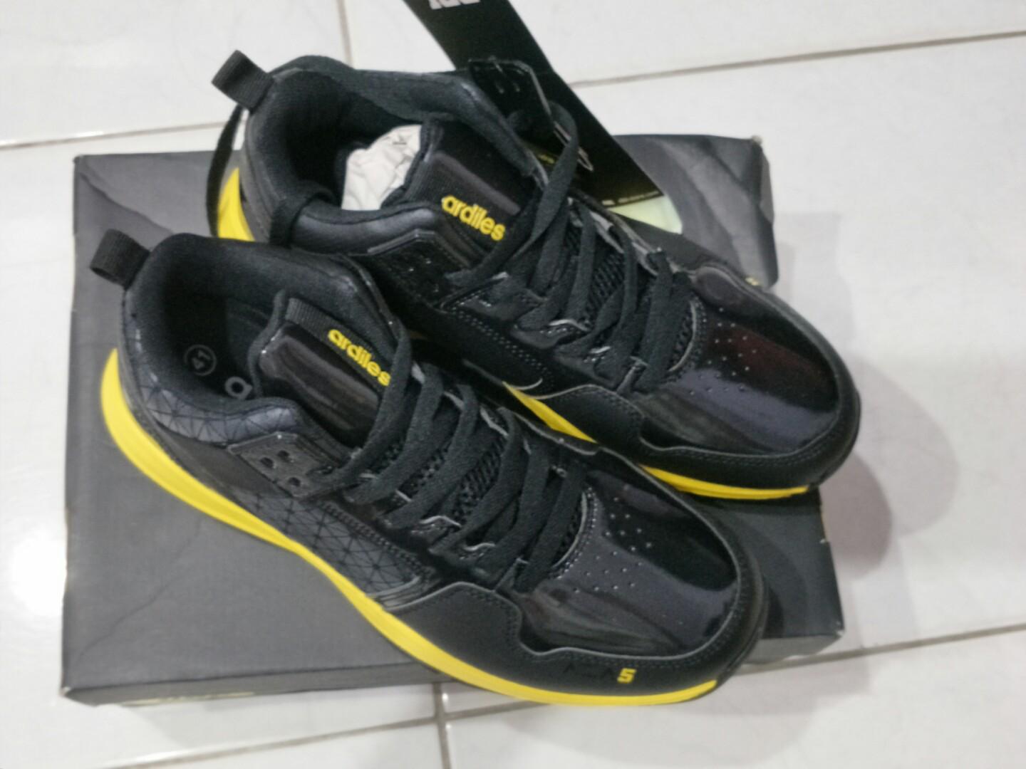 Sale Sepatu Kets Pria Warna Hitam Fesyen Pria Sepatu Sneakers Di Carousell