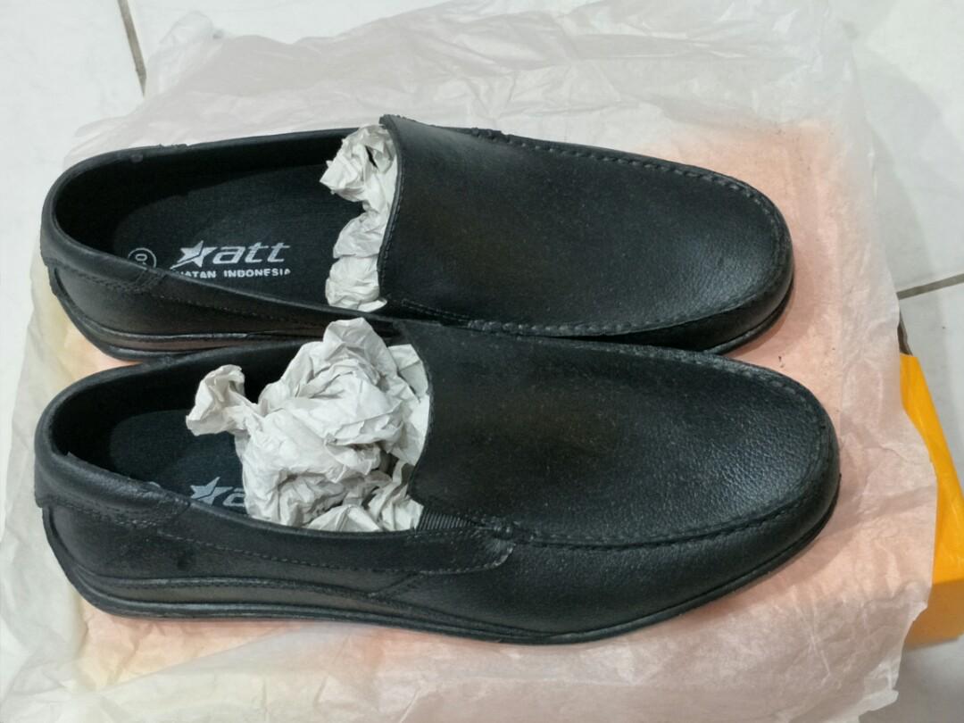 Sepatu Casual Pria Warna Hitam Merk Att Fesyen Pria Sepatu Sandal Di Carousell